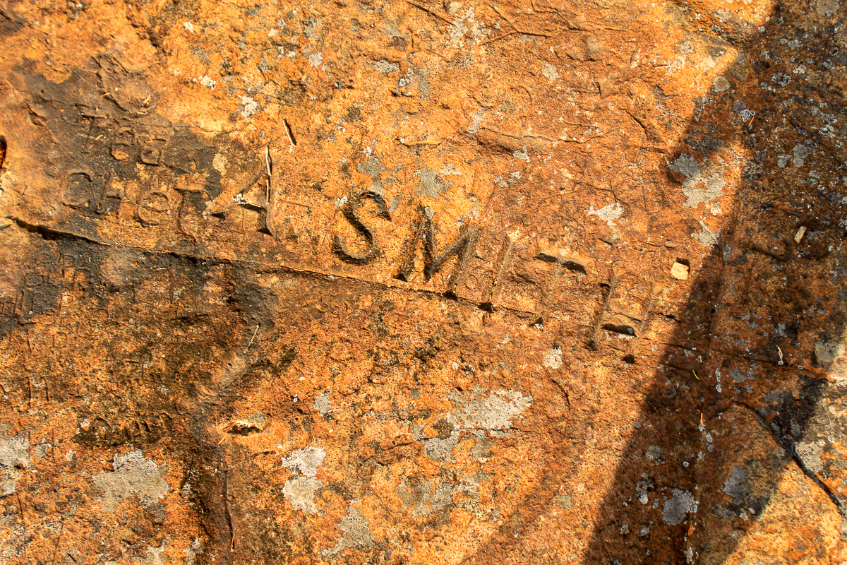 Inscriptions dans la roche au sommet du mont Chamcook