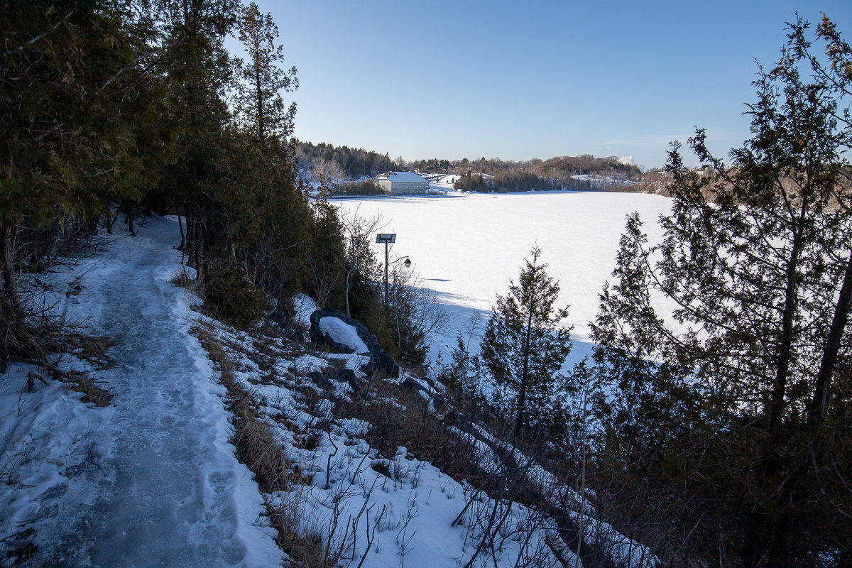 Le sentier des falaises surplombant le lac Lily au parc Rockwood à Saint John